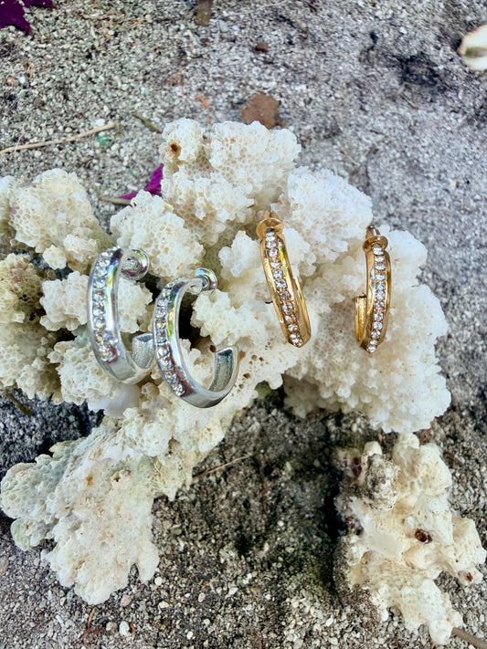 B. O. Acier inoxydable, argent avec oxyde de zirconium.