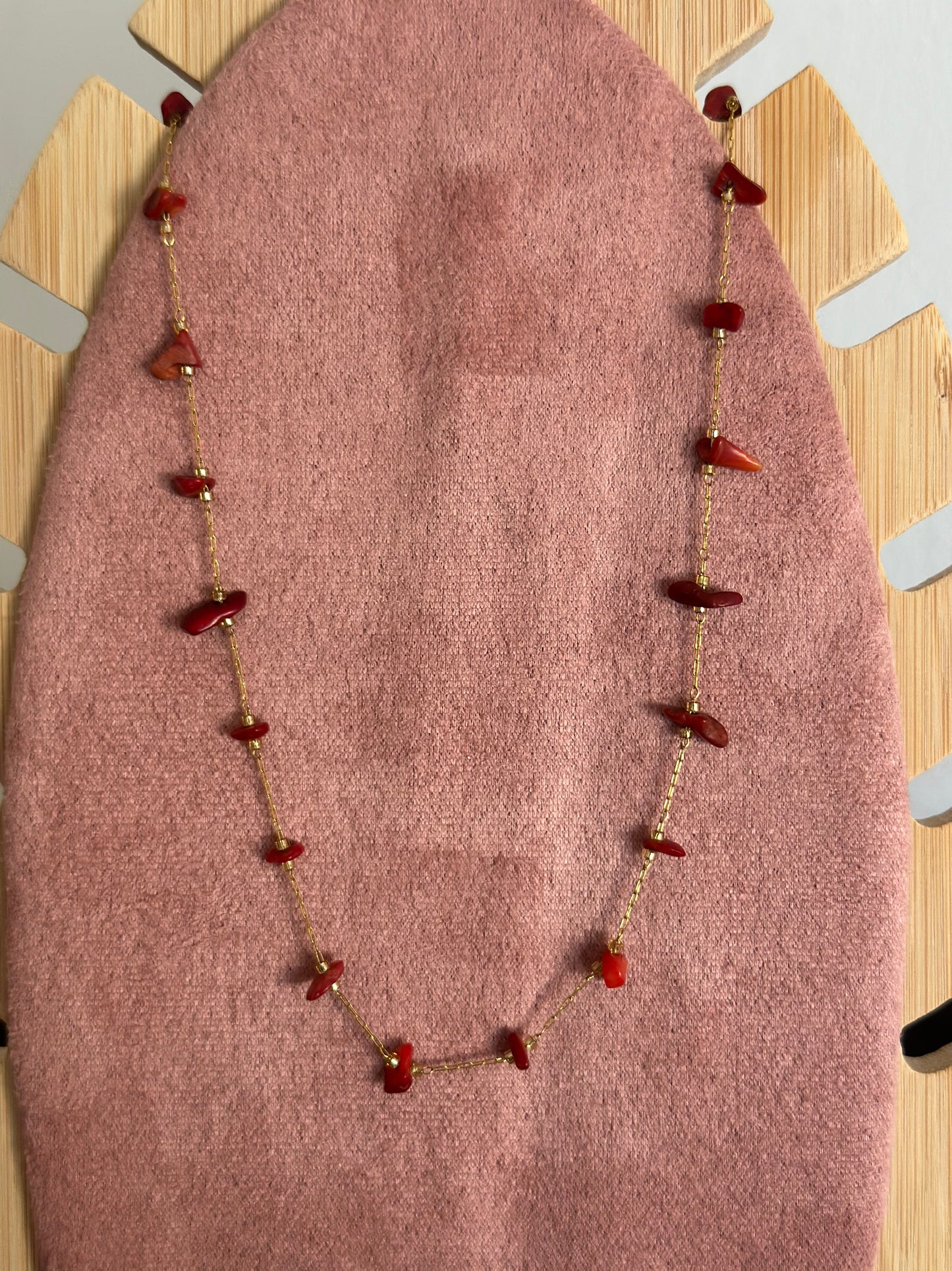 Collier acier, inoxydable, doré avec pierre corail