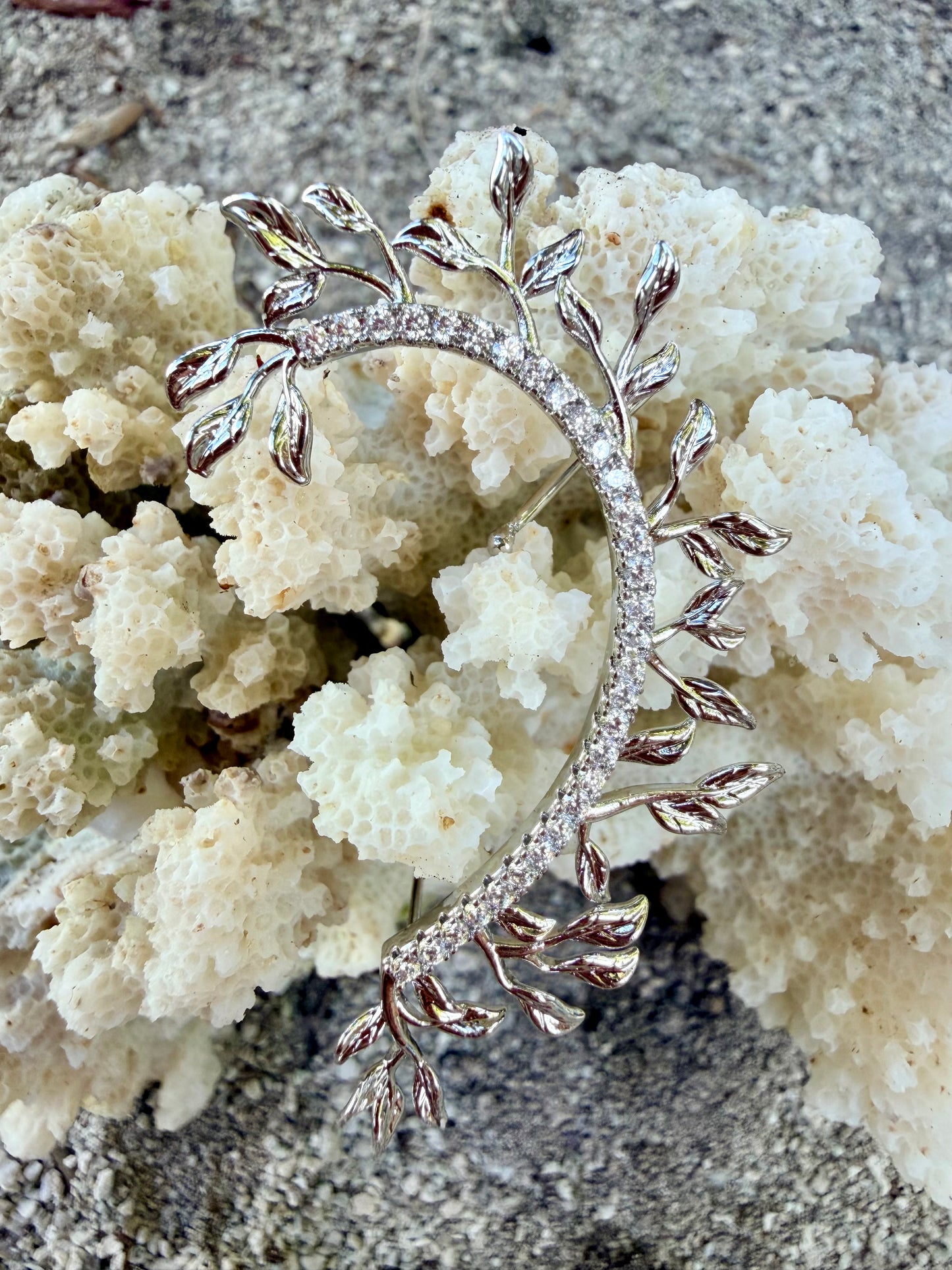 Mono boucle qui habille toute l’oreille en acier, inoxydable argent