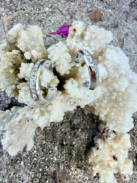 B. O. Acier inoxydable, argent avec oxyde de zirconium.