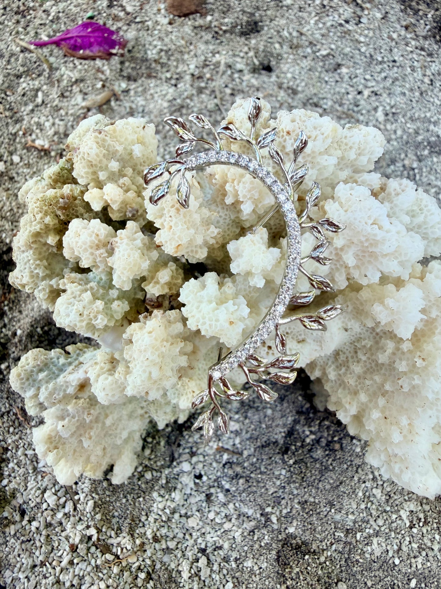 Mono boucle qui habille toute l’oreille en acier, inoxydable argent